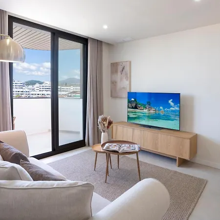 Sunny Ruby Apartment *
